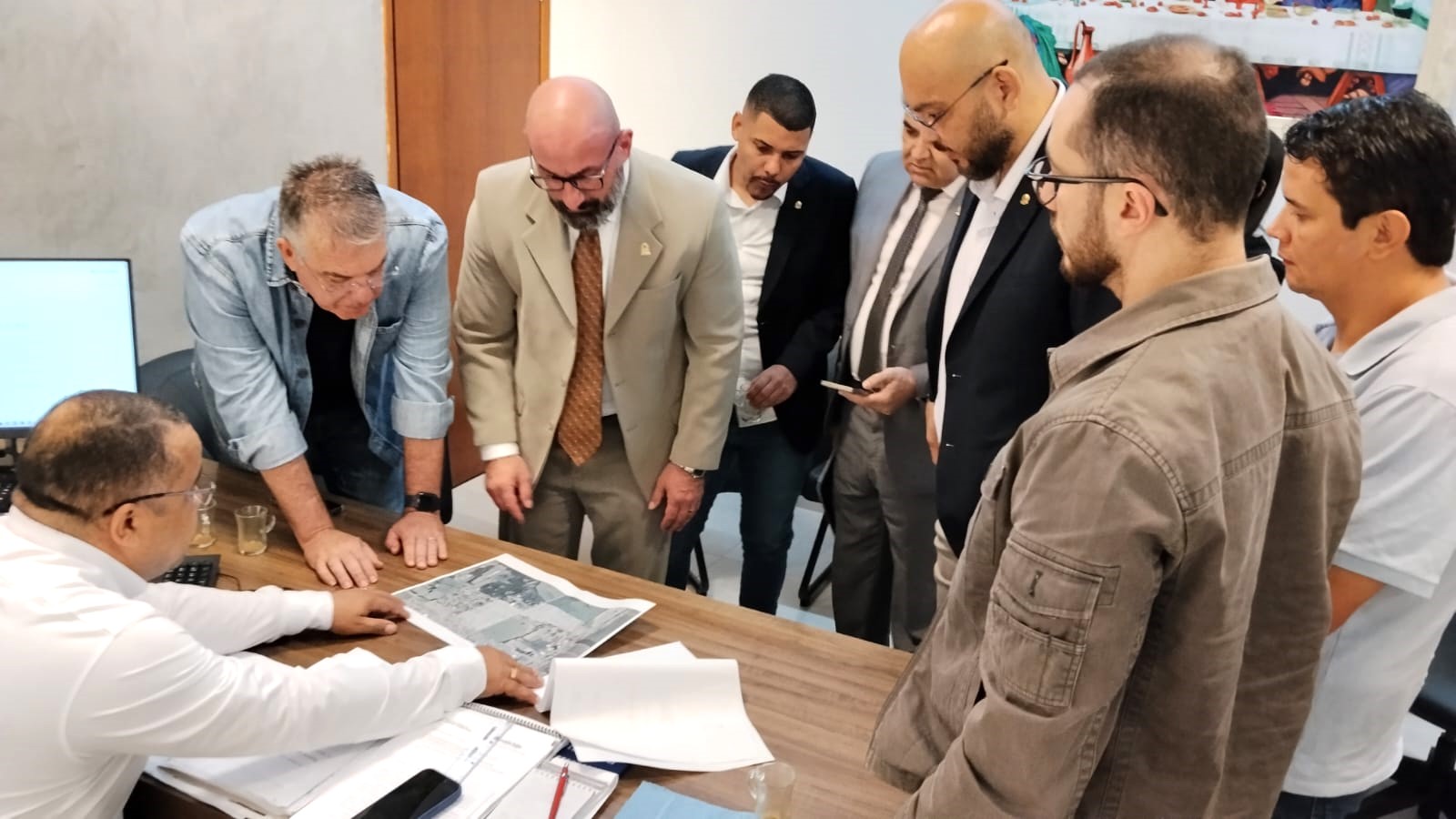 Prefeito visita Câmara e apresenta aos vereadores  projetos de asfalto em bairros de Ponta Porã