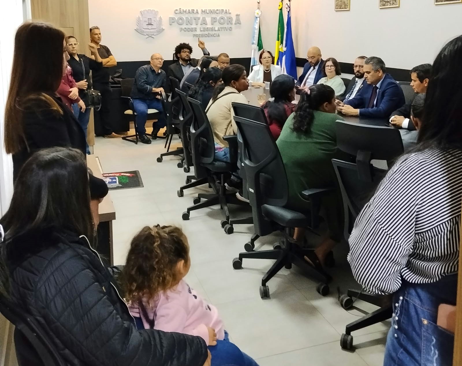 Vereadores recebem mães de alunos e debatem melhorias no transporte escolar do Nova Itamarati